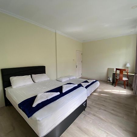 A Spacious Tropical 4 Bedrooms With Bathrooms Villa Marion Tomohon With The View Of Gunung Lokon Exterior foto