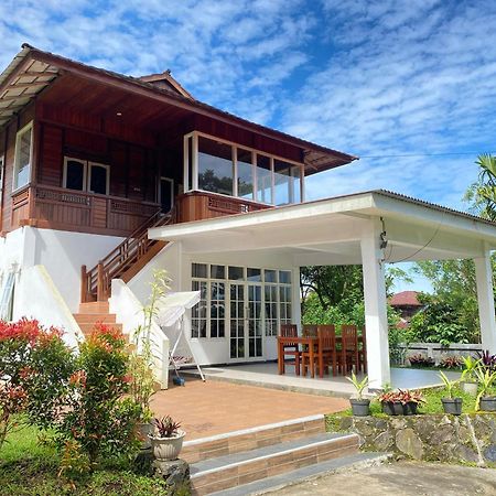 A Spacious Tropical 4 Bedrooms With Bathrooms Villa Marion Tomohon With The View Of Gunung Lokon Exterior foto