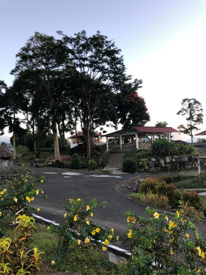 A Spacious Tropical 4 Bedrooms With Bathrooms Villa Marion Tomohon With The View Of Gunung Lokon Exterior foto