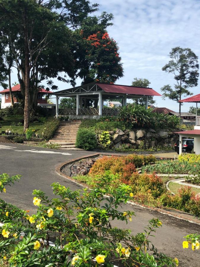 A Spacious Tropical 4 Bedrooms With Bathrooms Villa Marion Tomohon With The View Of Gunung Lokon Exterior foto
