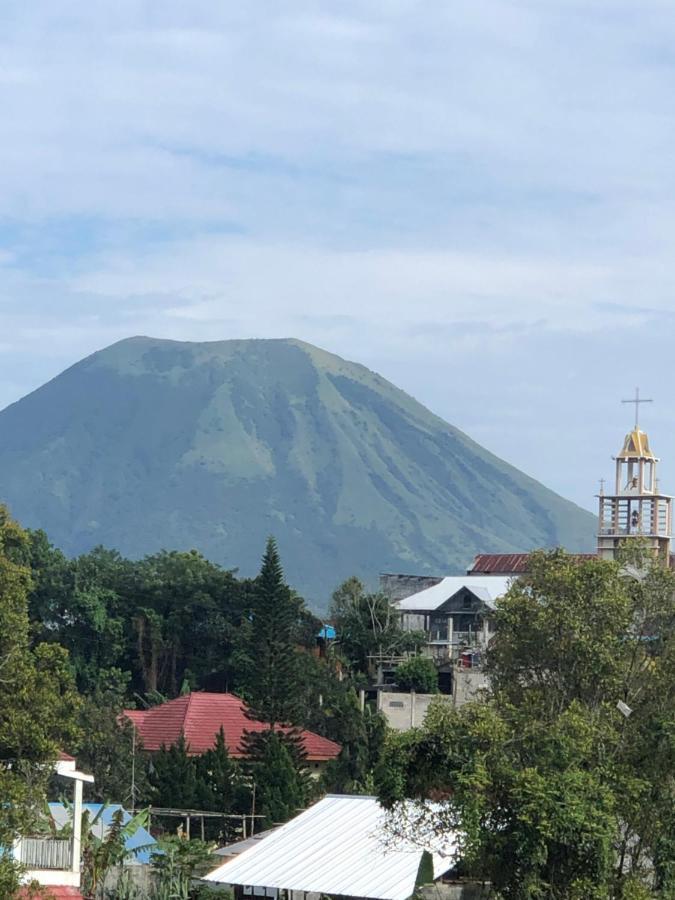 A Spacious Tropical 4 Bedrooms With Bathrooms Villa Marion Tomohon With The View Of Gunung Lokon Exterior foto