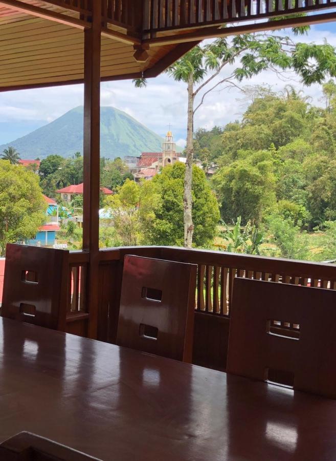 A Spacious Tropical 4 Bedrooms With Bathrooms Villa Marion Tomohon With The View Of Gunung Lokon Exterior foto