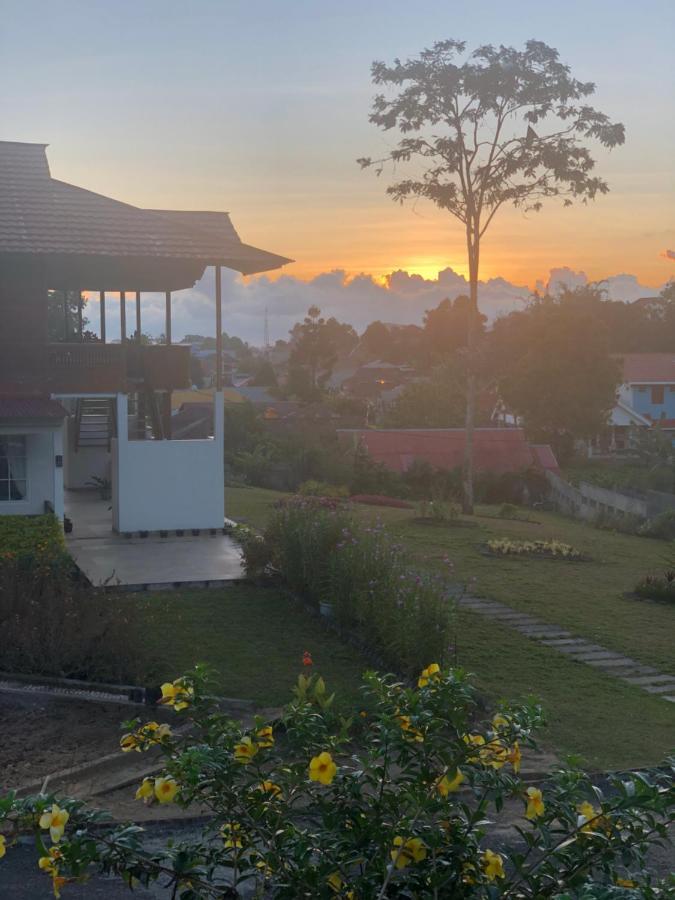 A Spacious Tropical 4 Bedrooms With Bathrooms Villa Marion Tomohon With The View Of Gunung Lokon Exterior foto