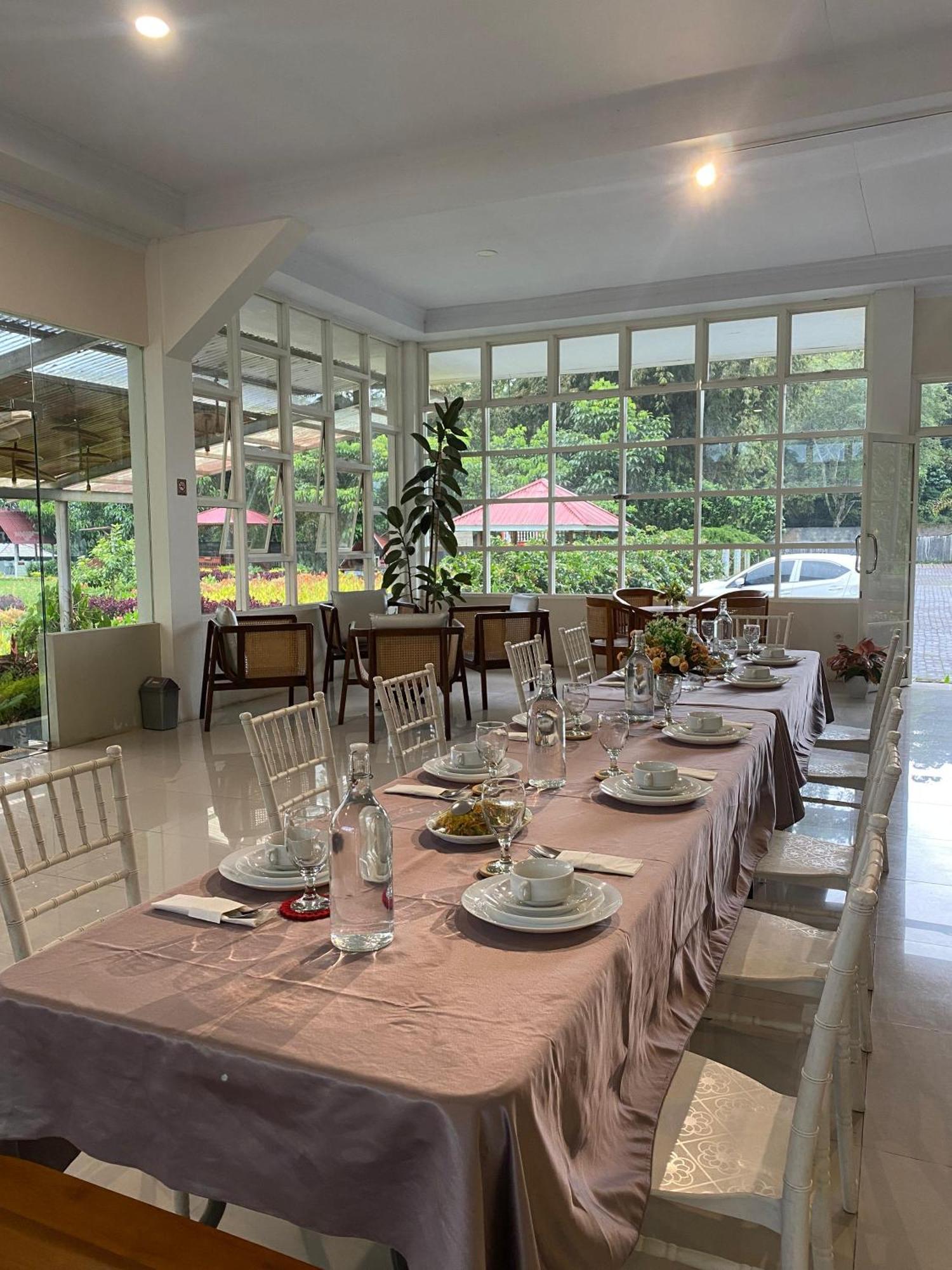 A Spacious Tropical 4 Bedrooms With Bathrooms Villa Marion Tomohon With The View Of Gunung Lokon Exterior foto
