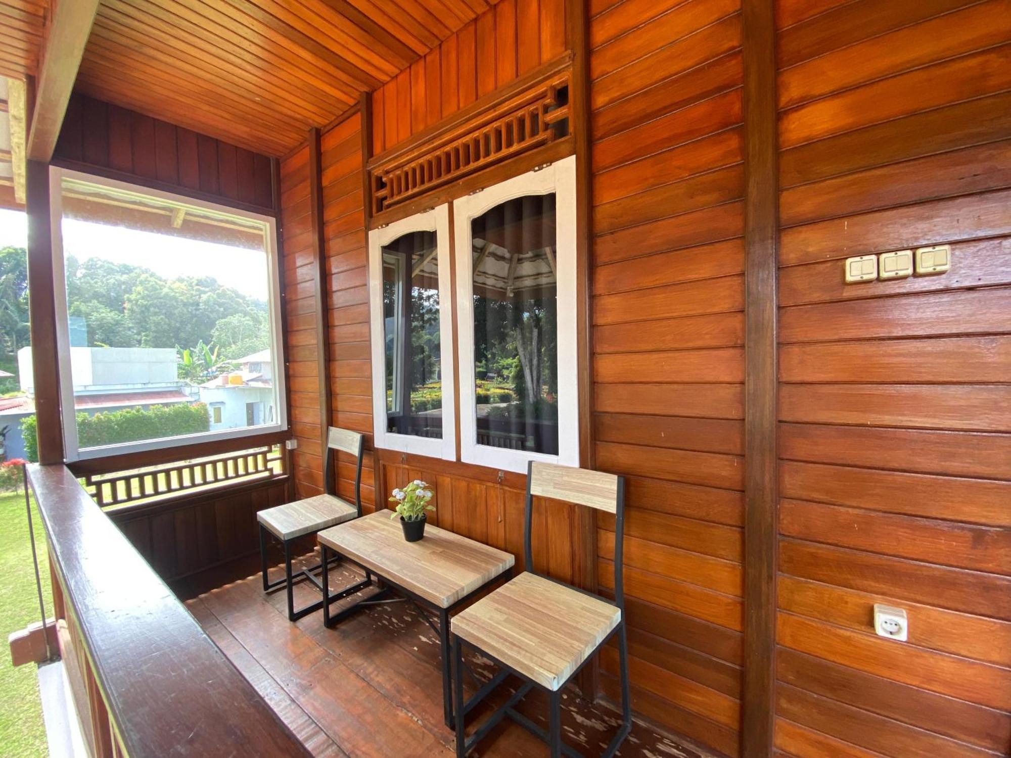A Spacious Tropical 4 Bedrooms With Bathrooms Villa Marion Tomohon With The View Of Gunung Lokon Exterior foto