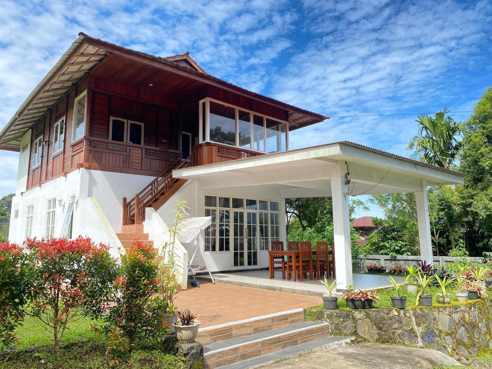A Spacious Tropical 4 Bedrooms With Bathrooms Villa Marion Tomohon With The View Of Gunung Lokon Exterior foto