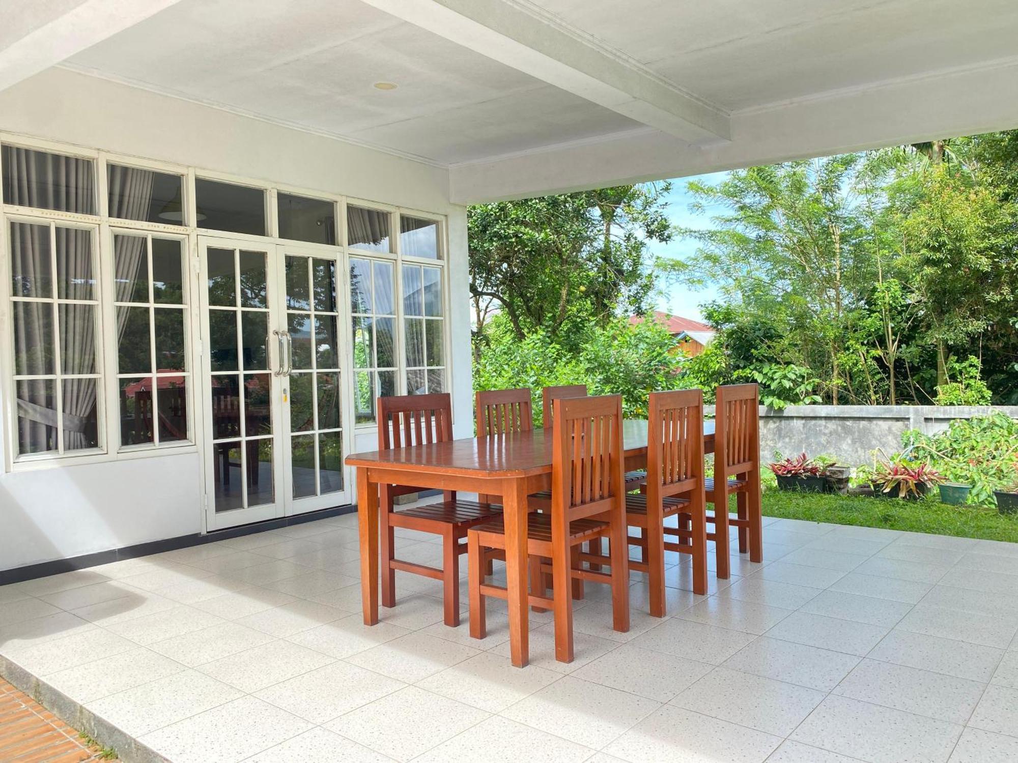 A Spacious Tropical 4 Bedrooms With Bathrooms Villa Marion Tomohon With The View Of Gunung Lokon Exterior foto